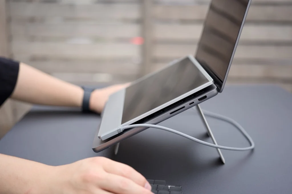 レビュー】「UltraSlim 12.5」超薄型軽量モニターで上下2画面デスク