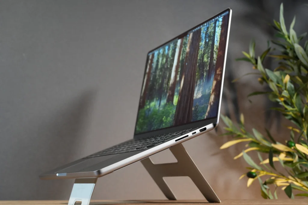 レビュー】「UltraSlim 12.5」超薄型軽量モニターで上下2画面デスク