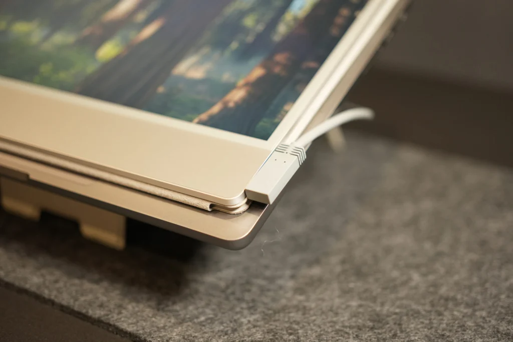 モバイルモニターを上下配置で2画面に｜ノートPCの上に重ねる省